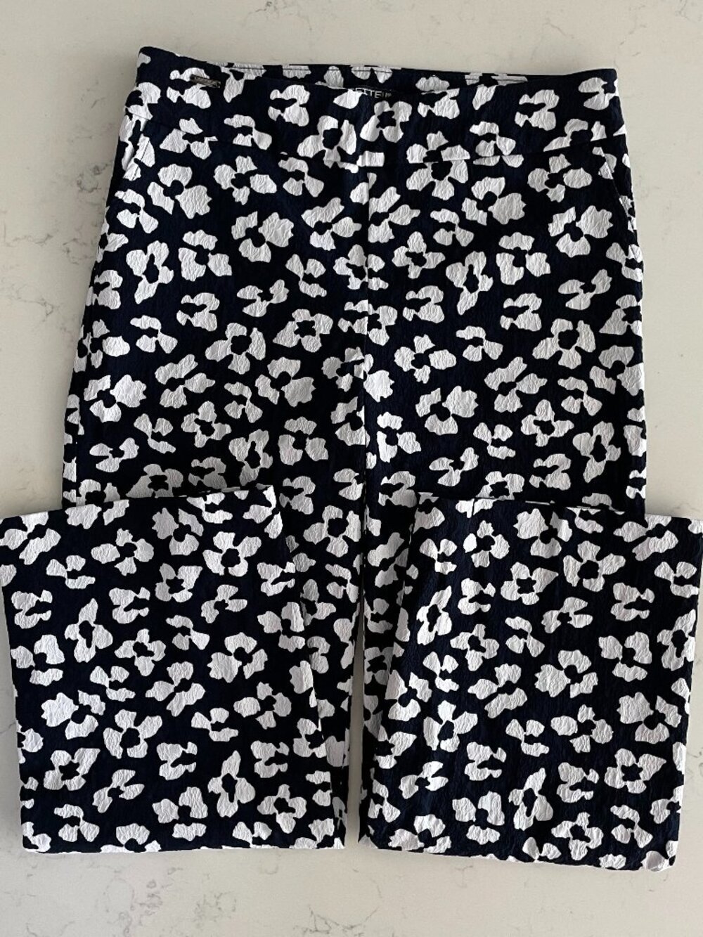 Lisette L Montreal Style 10741082 Textured Floral Crop/Capri Pants Navy Wht 0